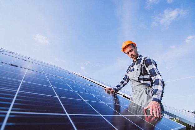 Lavoratore uomo nel firld dai pannelli solari