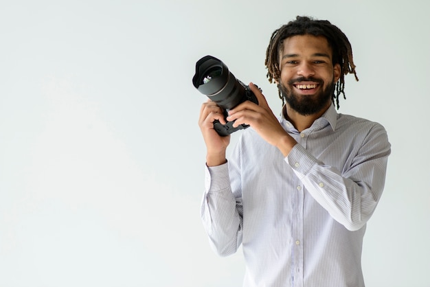 Foto gratuita uomo che lavora come fotografo