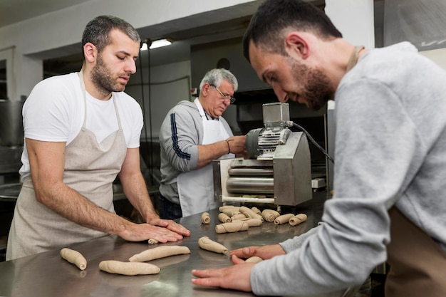 Foto gratuita uomo che lavora in una panetteria