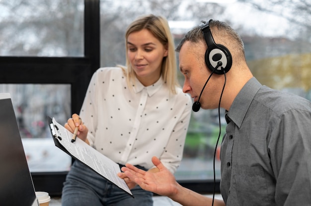 Foto gratuita uomo che lavora in un ufficio del call center