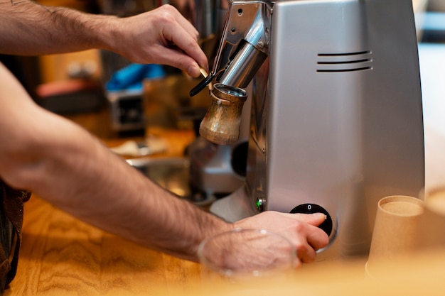 Foto gratuita uomo che lavora alla caffetteria