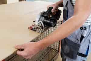 Free photo man working on cutting mdf board