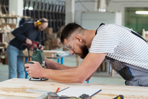 Free photo man working on cutting mdf board