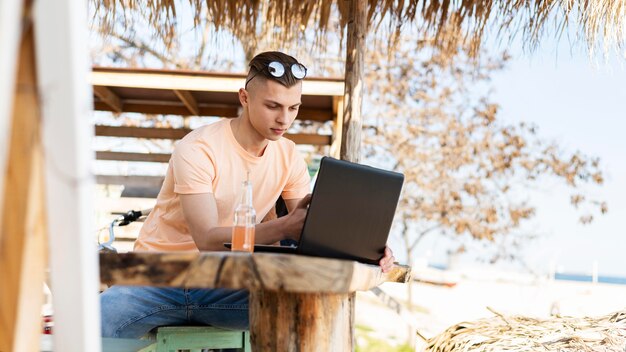 Человек, работающий на ноутбуке на открытом воздухе