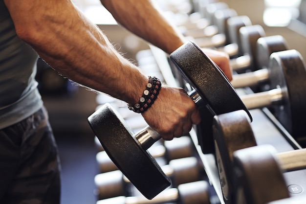 Foto gratuita uomo che lavora in palestra