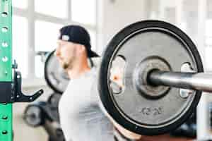 Foto gratuita uomo che lavora in palestra