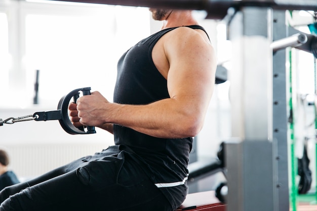 Foto gratuita uomo che lavora in palestra