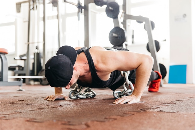 Foto gratuita uomo che lavora in palestra