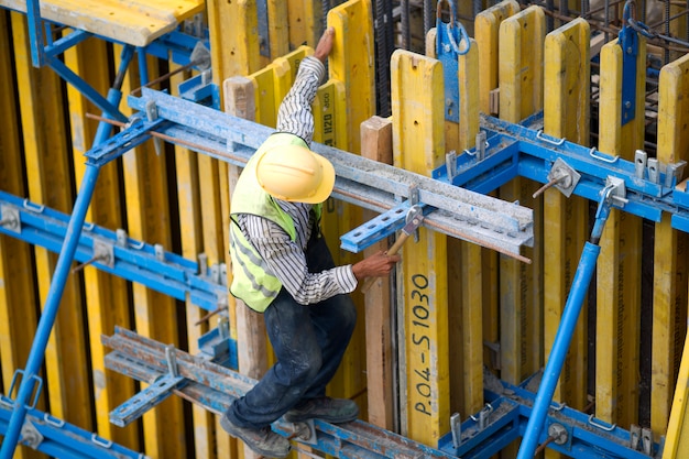 安全ヘルメットで作業マン