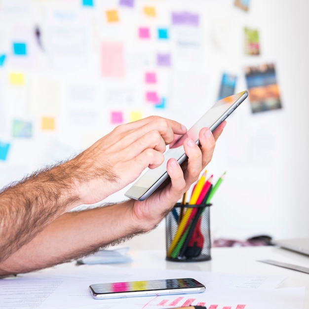 Uomo che lavora con un tablet in un ufficio