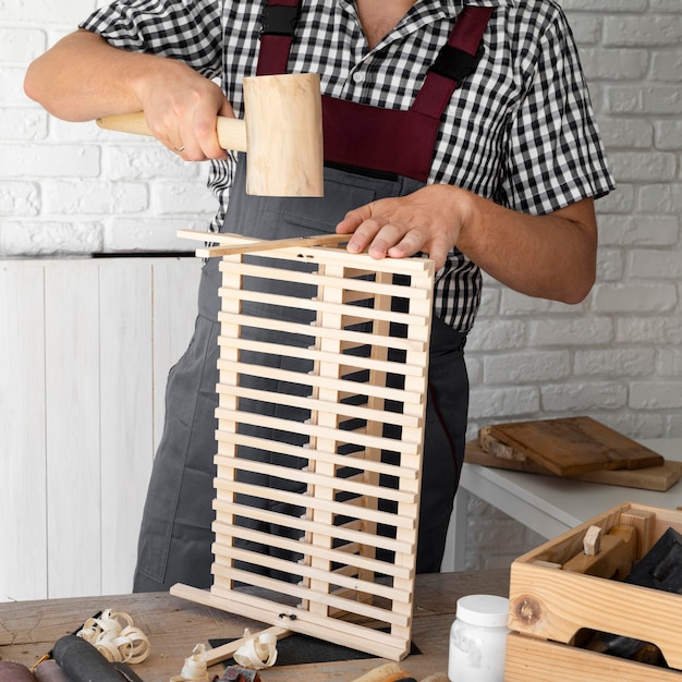 Человек, работающий над деревянным объектом
