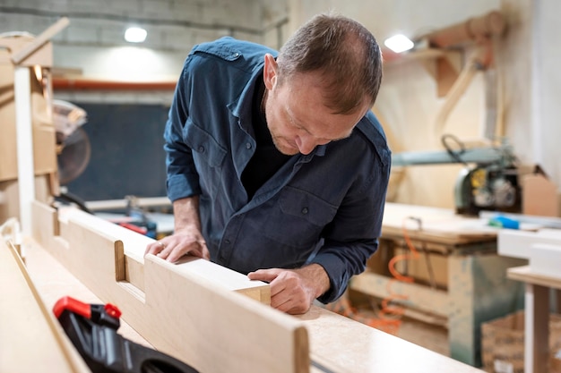 Человек, работающий в деревянной мастерской