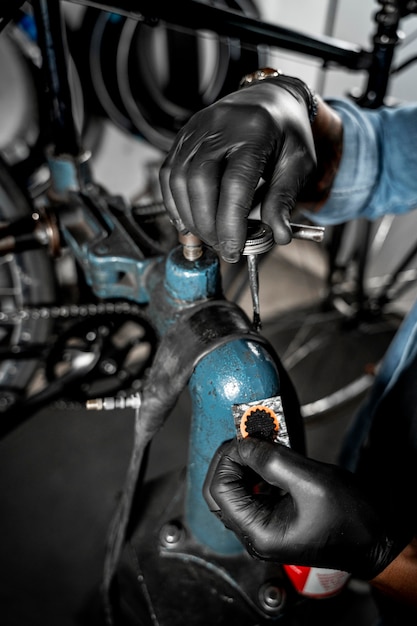 Foto gratuita uomo in officina che crea bici