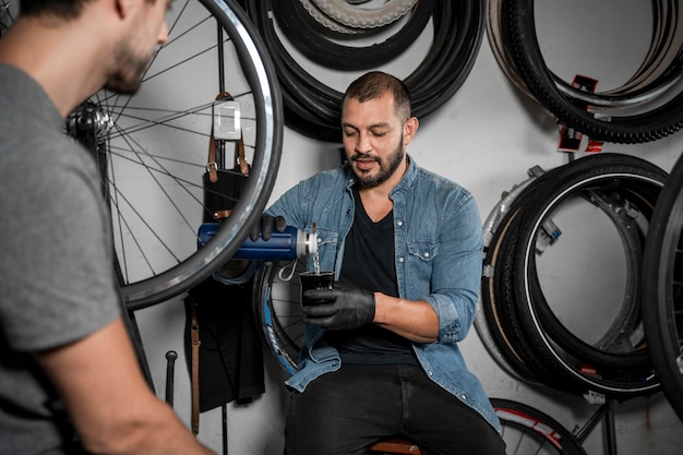 バイクを作成するワークショップの男