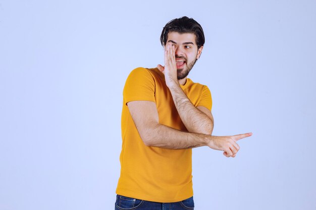 Man in yellow shirt doing gossip.