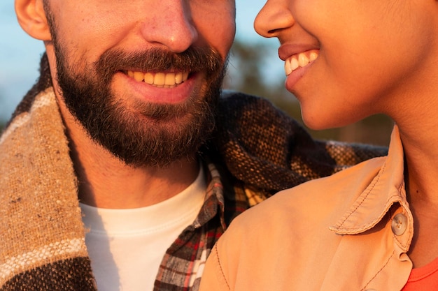 Free photo mana nd woman smiling close-up