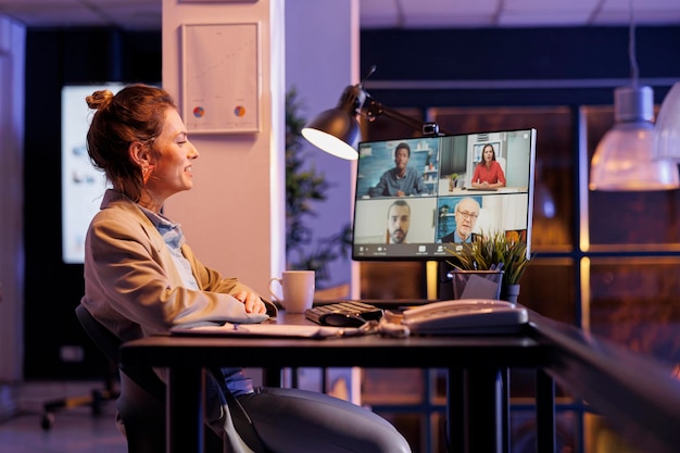 Foto gratuita manager che spiega le statistiche di marketing durante una videoconferenza online