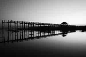 Foto gratuita mandalay lake in bianco e nero