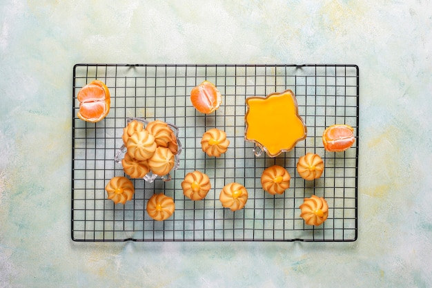 Free photo mandarin cream curd and cookies with fresh mandarins.