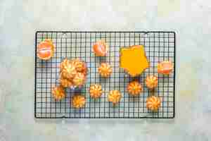 Free photo mandarin cream curd and cookies with fresh mandarins.