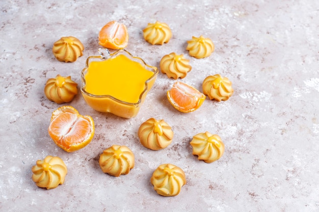 Free photo mandarin cream curd and cookies with fresh mandarins.