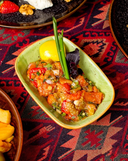 Free photo mangal salad decorated with scallion and basil leaves