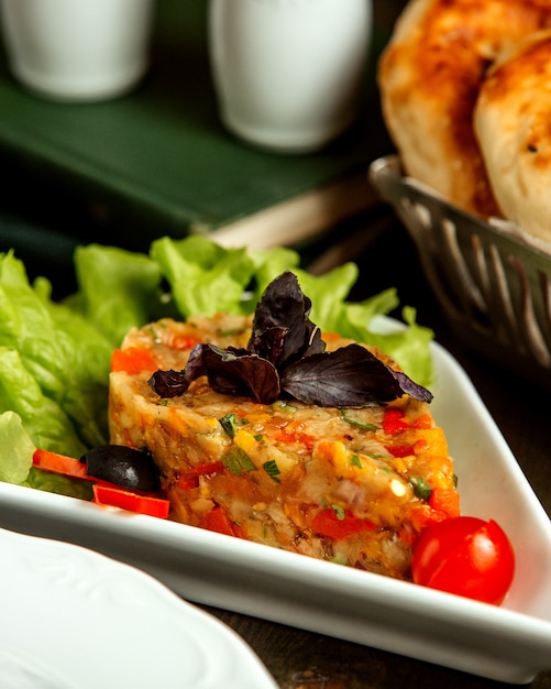 Foto gratuita insalata mangal con cipolla ed erbe di peperone affumicato pomodoro melanzana