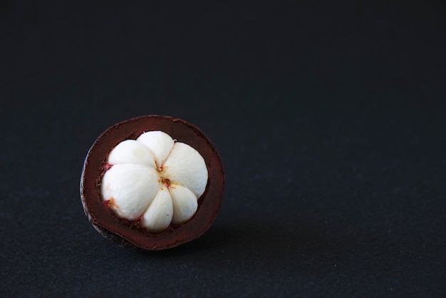 マンゴスチンタイの人気のある果物 - 厚い赤茶色の皮の中に肉の甘いジューシーな白いセグメントを持つトロピカルフルーツ。