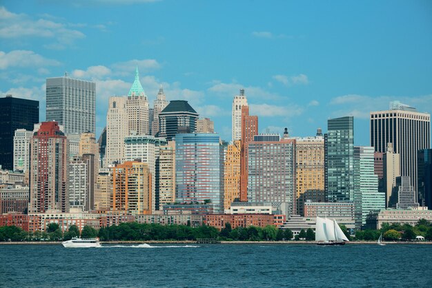 허드슨 강 위에 도시 고층 빌딩이 있는 맨해튼 시내 스카이라인.