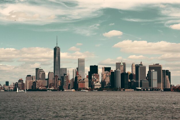 川の向こうに都会の高層ビルがあるマンハッタンのダウンタウンのスカイライン。