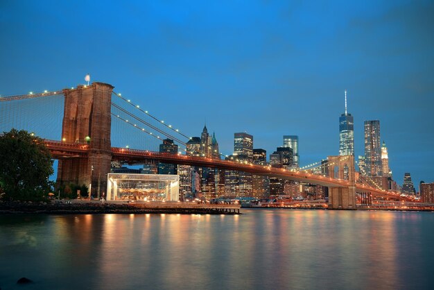 Городской вид на центр Манхэттена с Бруклинским мостом ночью