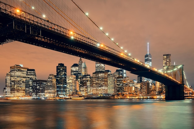 Городской вид на центр Манхэттена с Бруклинским мостом ночью