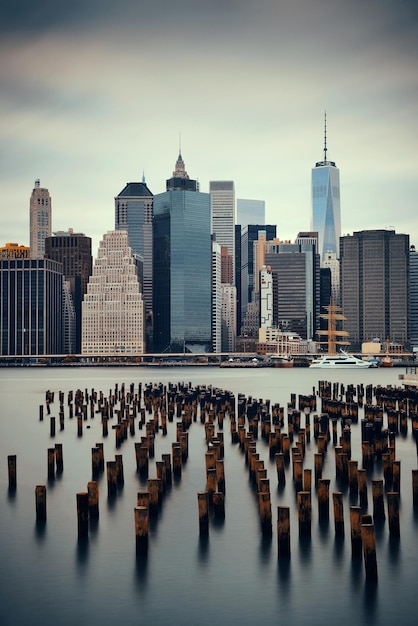 高層ビルとイーストリバーの放棄された桟橋があるマンハッタンの金融街。