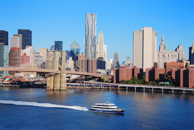 Skyline di manhattan con il ponte di brooklyn