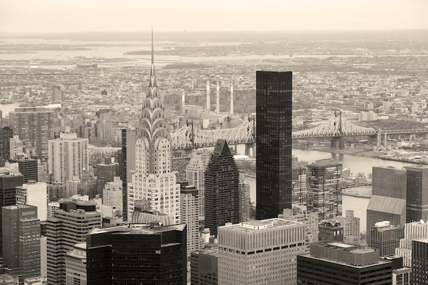Горизонт Манхэттена с небоскребами Нью-Йорка в черно-белом цвете