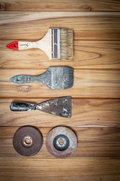 Foto gratuita set di strumenti manuali, impostato sul pavimento di legno.