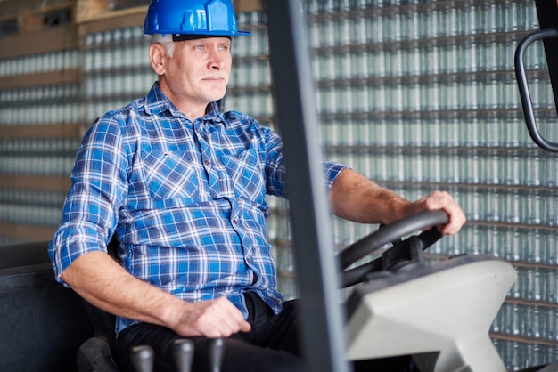 Foto gratuita lavoratore manuale presso il magazzino