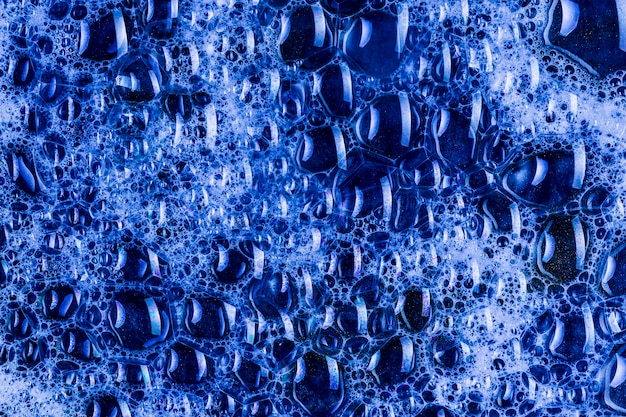 파란 액체에 많은 물방울