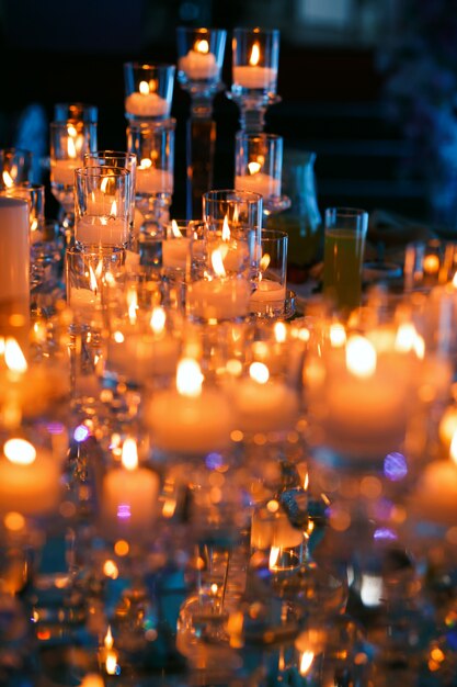 Много свечей с огнями на праздничном столе