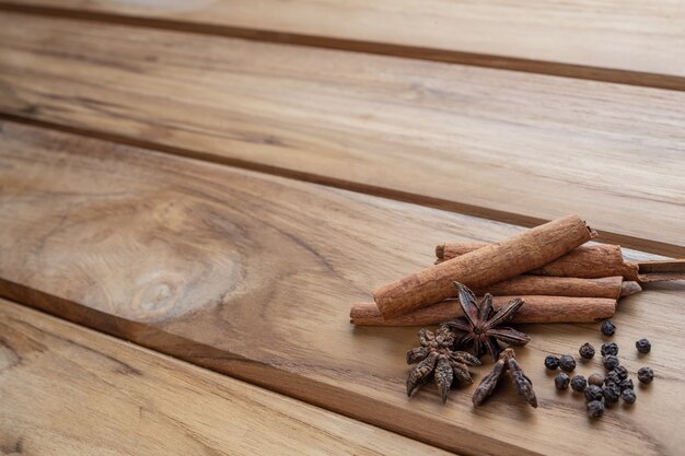 연한 갈색 목재 바닥에 여러 중국 의약품이 합쳐져 있습니다.