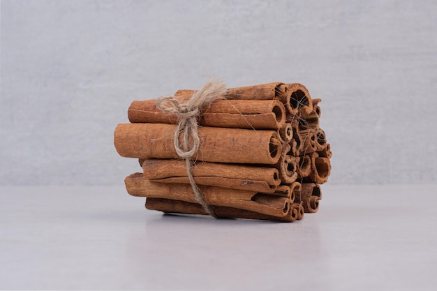 Free photo many of cinnamon sticks on white table