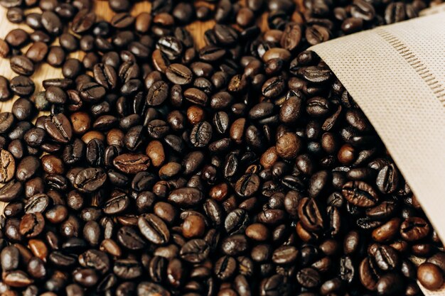 생태 가방에 나무 배경에 많은 커피 콩
