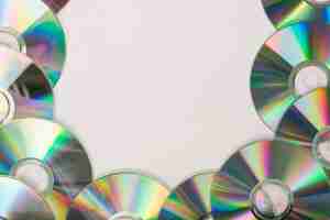 Foto gratuita molti compact disc con spazio per il testo su sfondo bianco