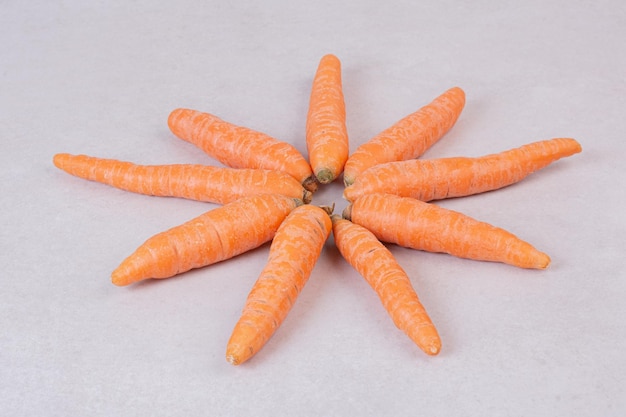 Foto gratuita molte carote fresche sul tavolo bianco
