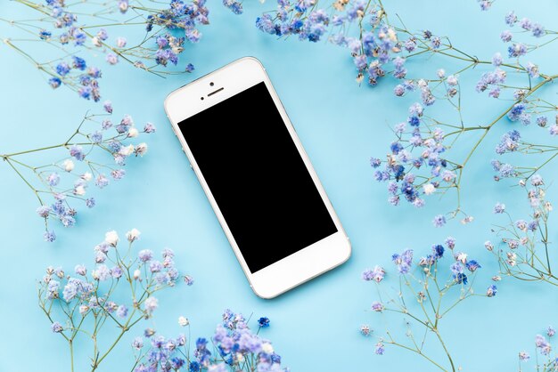 スマートフォンで多くの生花の小枝