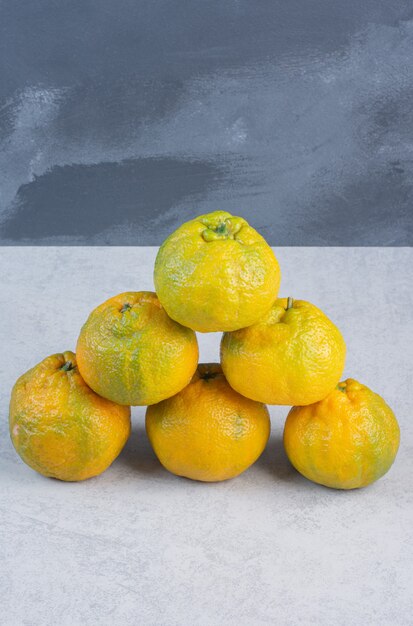 Многие свежие апельсины накладываются друг на друга, готовые к употреблению.