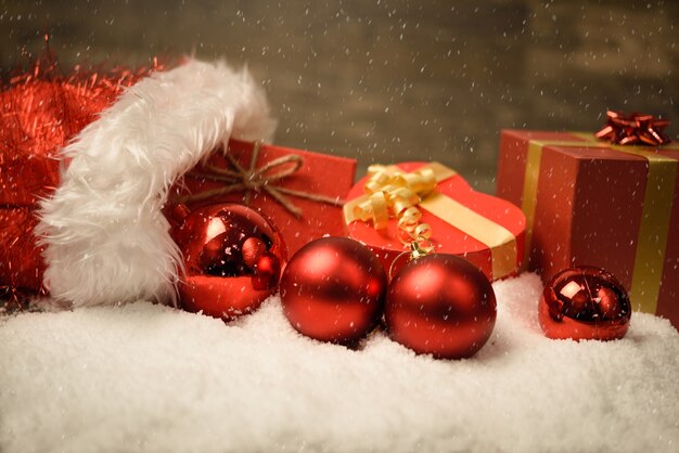 Много подарков и красные шары с красивыми лентами из мешка Санта Клауса