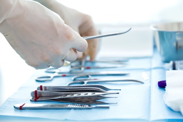 많은 종류의 의료 기기가 수술실에서 수술을 시작하기 위해 외과 의사를 관리합니다.