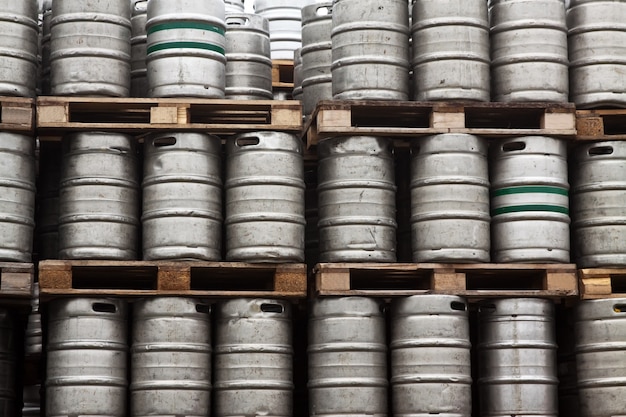 ビールの多くの金属樽