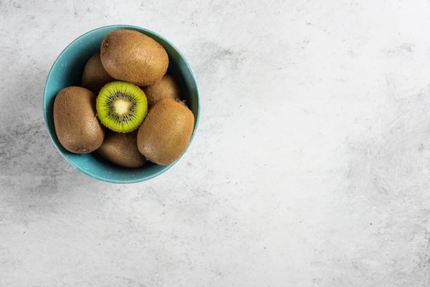 Free photo many of tasty kiwi fruits on blue bowl.